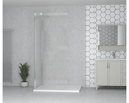 Helles Badezimmer mit ebenerdiger Dusche, Waschbeckenunterschrank und dekorativer Wandgestaltung.