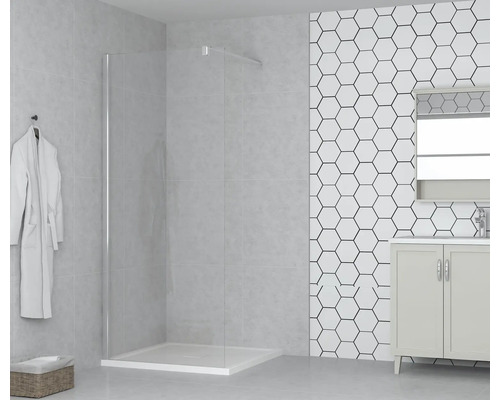 Beispiel eines Badezimmers mit Duschkabine, Waschbeckenunterschrank, Spiegel und Handtuch