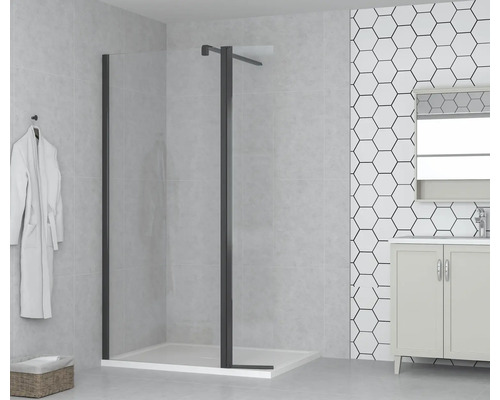 Salle de bains avec cabine de douche à cadre noir, lavabo et peignoir blanc