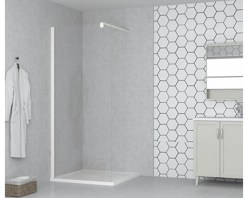 Salle de bain moderne avec paroi de douche, lavabo et miroir