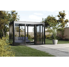 Gartenlounge mit Glaswänden und offenstehenden Türen auf Rasenfläche