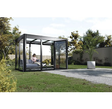 Glashaus mit Lesender im Garten