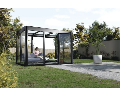 Glashaus mit Lesender im Garten