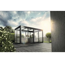 Außenansicht eines modernen Glasgartenhauses auf einer Holzterrasse