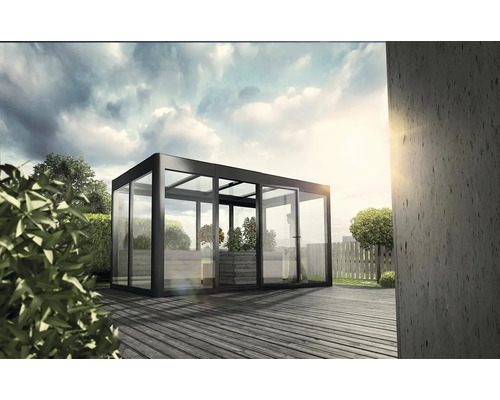 Außenansicht eines modernen Glasgartenhauses auf einer Holzterrasse