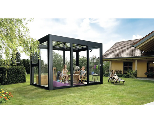 Pavillon autoportant avec portes coulissantes en verre et famille dans le jardin.