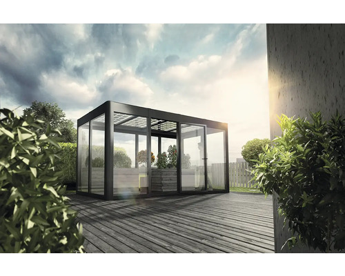 Pavillon autoportant avec portes coulissantes en verre et modules photovoltaïques sur terrasse en bois