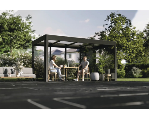 Terrassenüberdachung mit Tisch und Sitzgelegenheiten im Gartenbereich