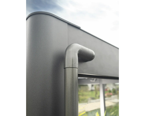 Vue détaillée d''une construction de cabane de jardin grise avec tuyau