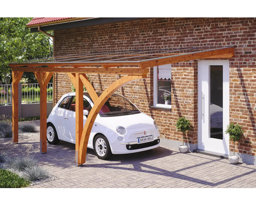 Abri de voiture en bois avec voiture devant une maison