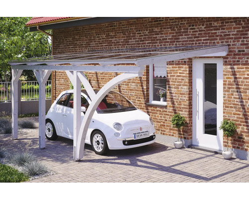 Überdachter Carport aus Holz mit geparktem Auto vor einem Haus