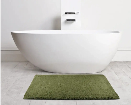 Freistehende Badewanne mit rechteckiger Badematte im Badezimmer.