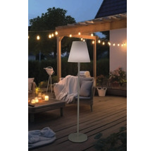 Lampadaire sur une terrasse avec coin salon et guirlande lumineuse