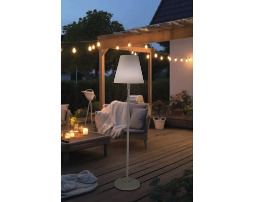 Lampadaire sur une terrasse avec coin salon et guirlande lumineuse