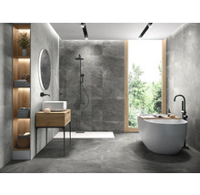 Salle de bains moderne avec carrelage gris, baignoire îlot et meuble-lavabo
