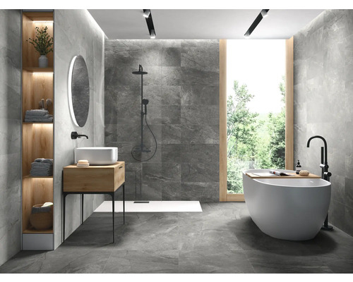 Salle de bains moderne avec carrelage gris, baignoire îlot et lavabo