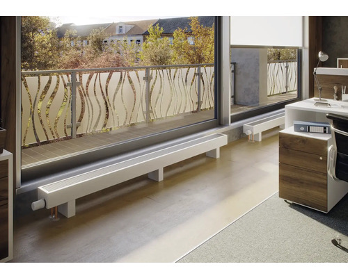 Radiateur devant une porte de patio dans un bureau