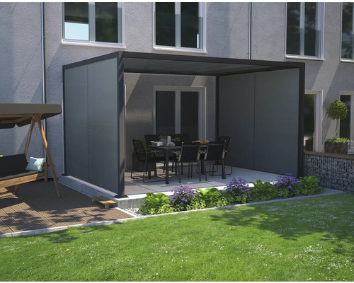 Überdachte Terrasse mit Gartenmöbeln und Schaukel