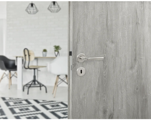 Porte intérieure grise avec ferrures dans un intérieur moderne