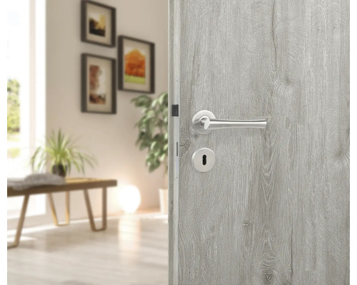 Porte intérieure avec ensemble de poignées de porte dans une pièce d''habitation