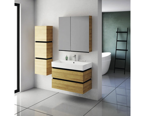 Badezimmer mit Waschtisch, Spiegelschrank und Hochschrank in Holzoptik