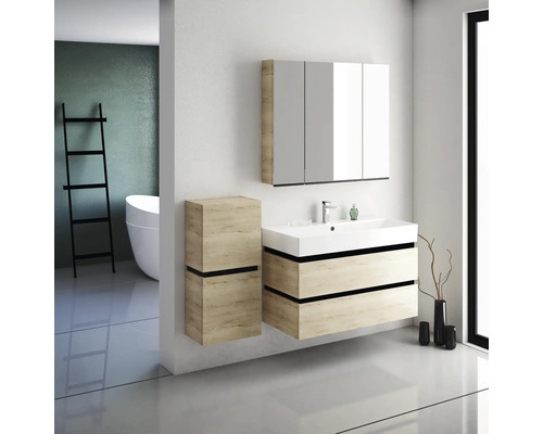 Badezimmer mit Waschtisch, Spiegelschrank und Hochschrank