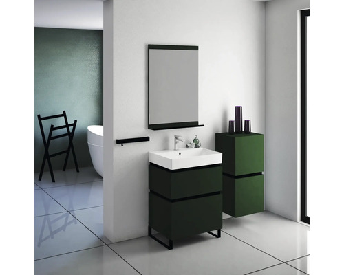 Badezimmer mit Waschtisch, Spiegel, Handtuchhalter und Badewanne