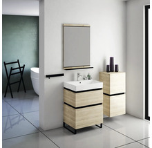 Salle de bains moderne avec meuble sous-lavabo, miroir et porte-serviettes