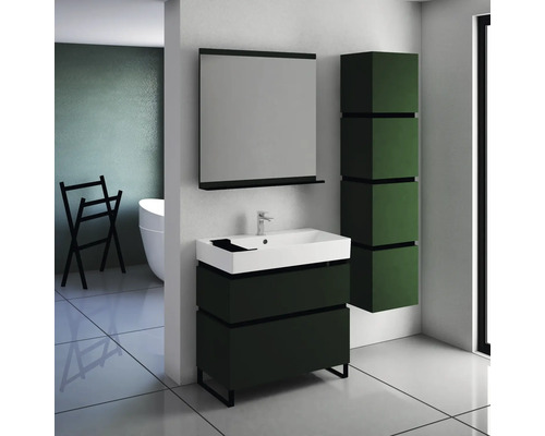 Badezimmer-Szene mit Waschbeckenunterschrank, Spiegel, Hochschrank und Badewanne