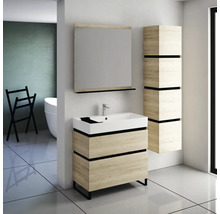 Badezimmer mit Waschtisch, Spiegel und Hochschrank in Holzoptik