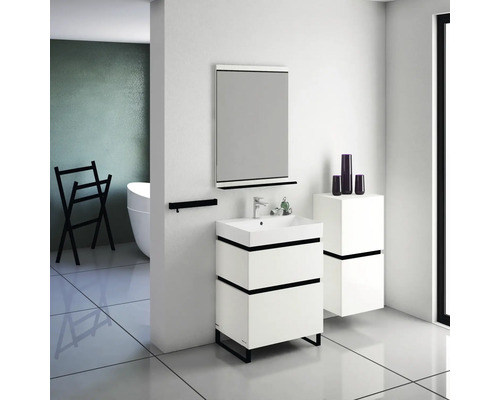 Salle de bains avec meuble-lavabo, miroir, porte-serviettes et baignoire