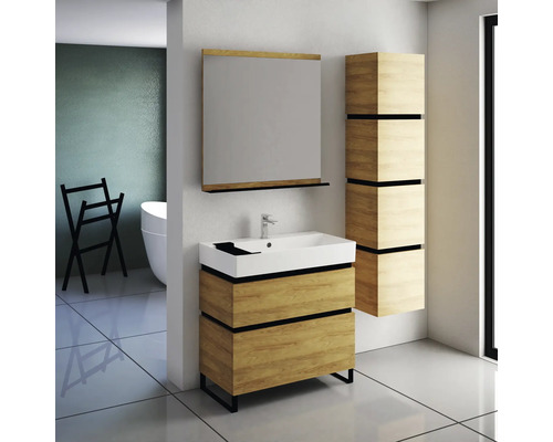 Salle de bains avec meuble-lavabo, miroir et armoire haute en aspect bois et avec des accents noirs