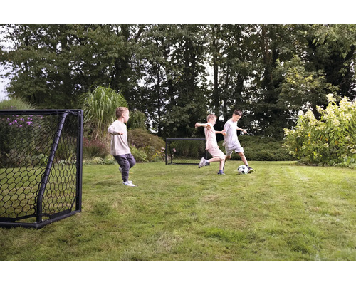 Szene im Garten mit spielenden Kindern, Fußball und Fußballtoren