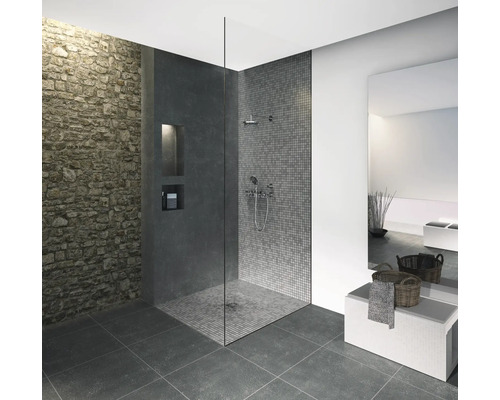 Badezimmer mit begehbarer Dusche, Steinwand und großformatigen Fliesen