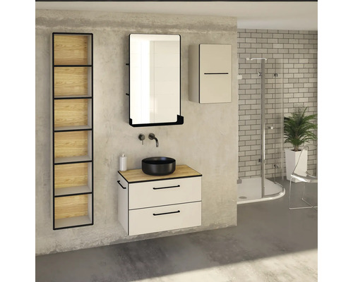 Badezimmer mit Waschtisch, Spiegel, Hochschrank, Regal und Dusche