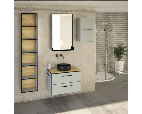 Salle de bains avec lavabo, miroir, armoire et étagères