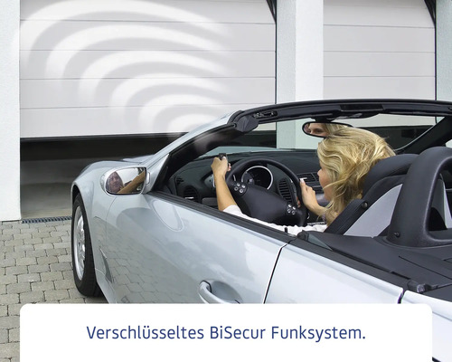 Frau im Auto öffnet Garagentor mit Funksystem