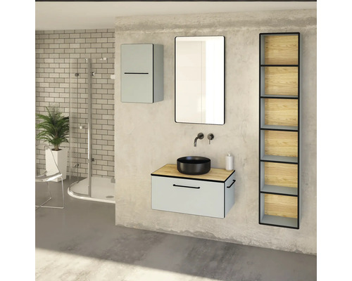 Salle de bain avec lavabo, miroir, armoire et étagère