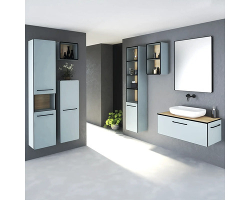 Salle de bains moderne avec meuble-lavabo, armoire de toilette et armoires hautes