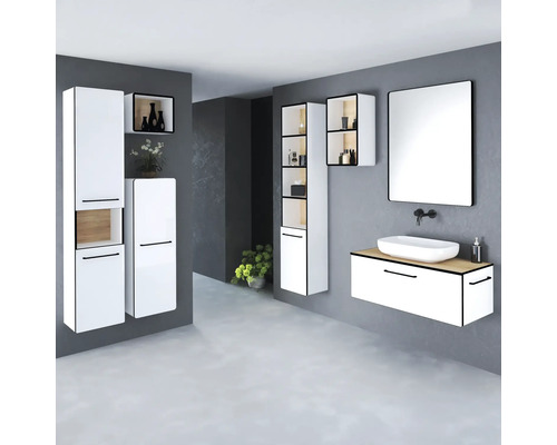 Salle de bains moderne avec meubles hauts blancs, meuble-lavabo avec vasque à poser et miroir