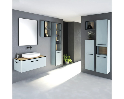 Salle de bain moderne avec meuble-lavabo, miroir et meubles hauts