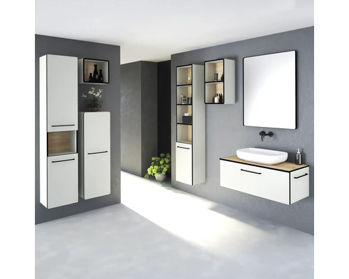 Modernes Badezimmer mit Waschbecken, Spiegel und verschiedenen Schränken