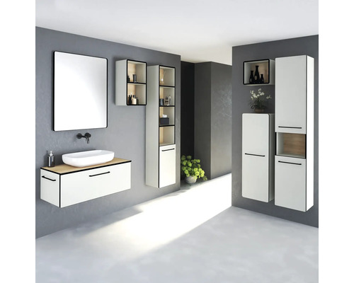 Modernes Badezimmer mit Waschbecken, Spiegel, Hängeschränken und Stauraumelementen für ein stilvolles Ambiente.