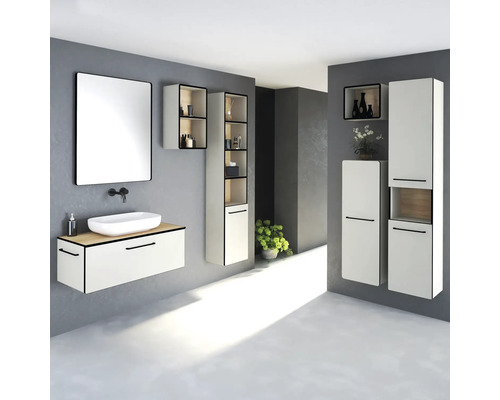 Salle de bains avec lavabo, miroir et armoires hautes au design clair