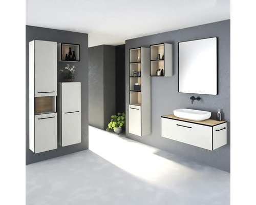 Salle de bain moderne avec meubles bas de lavabo blancs, armoire de toilette et étagères.