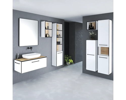 Salle de bain lumineuse avec lavabo, miroir et divers meubles hauts