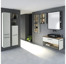 Modernes Badezimmer mit Waschbecken, Spiegelschrank und Hochschränken