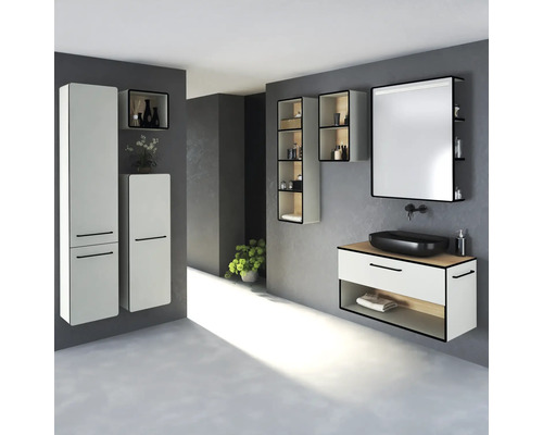Salle de bains moderne avec lavabo, armoire de toilette et armoires hautes