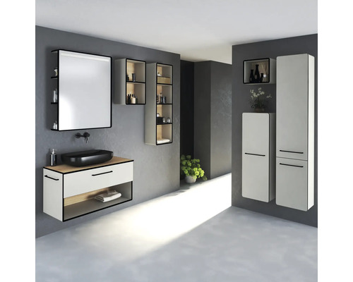 Salle de bain moderne avec lavabo, miroir, étagères et armoires dans un design clair et organisé.