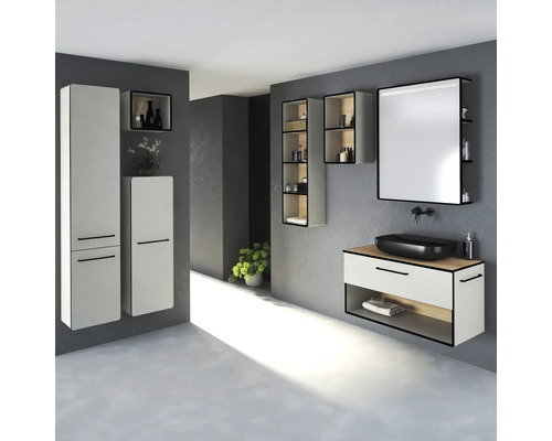 Salle de bain moderne avec meuble-lavabo, miroir, lavabo et armoires hautes pour une atmosphère organisée et élégante.